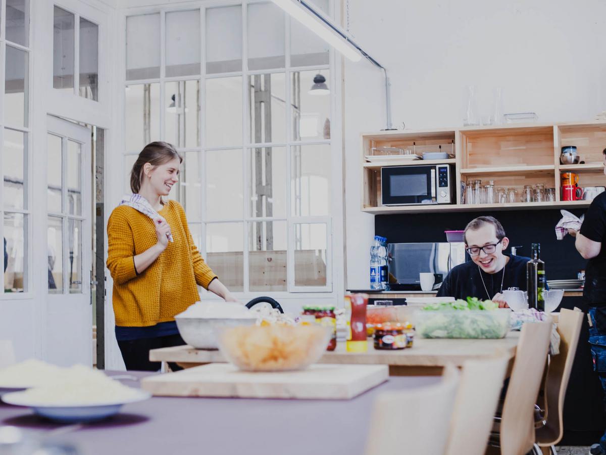 Die Koje Mitarbeiter kochen gemeinsam