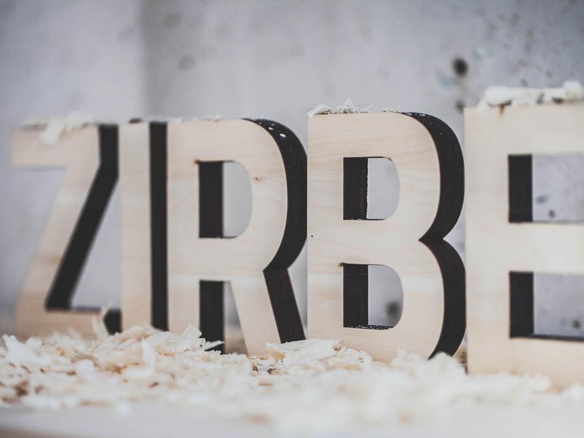 Zirbenspäne und Holzbuchstaben ZIRBE