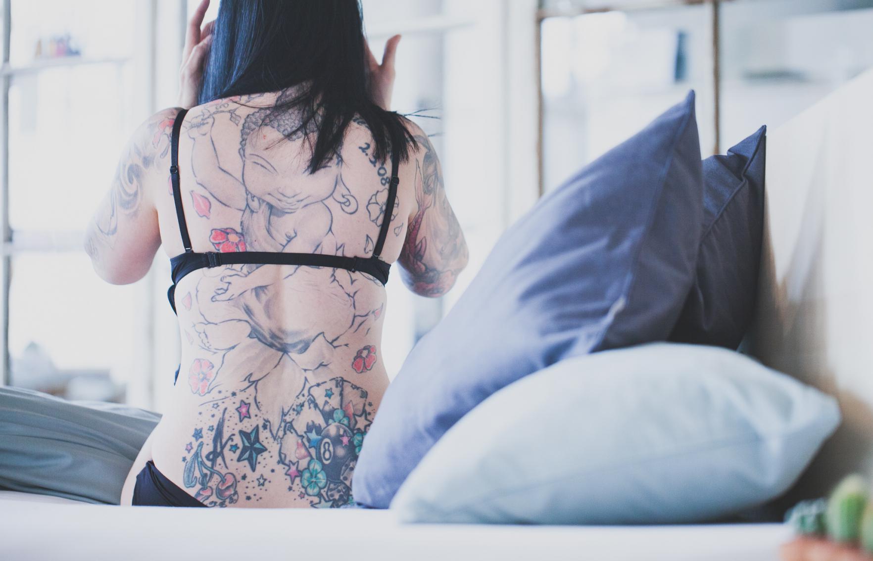 Frau auf Die Koje Zirbenbett