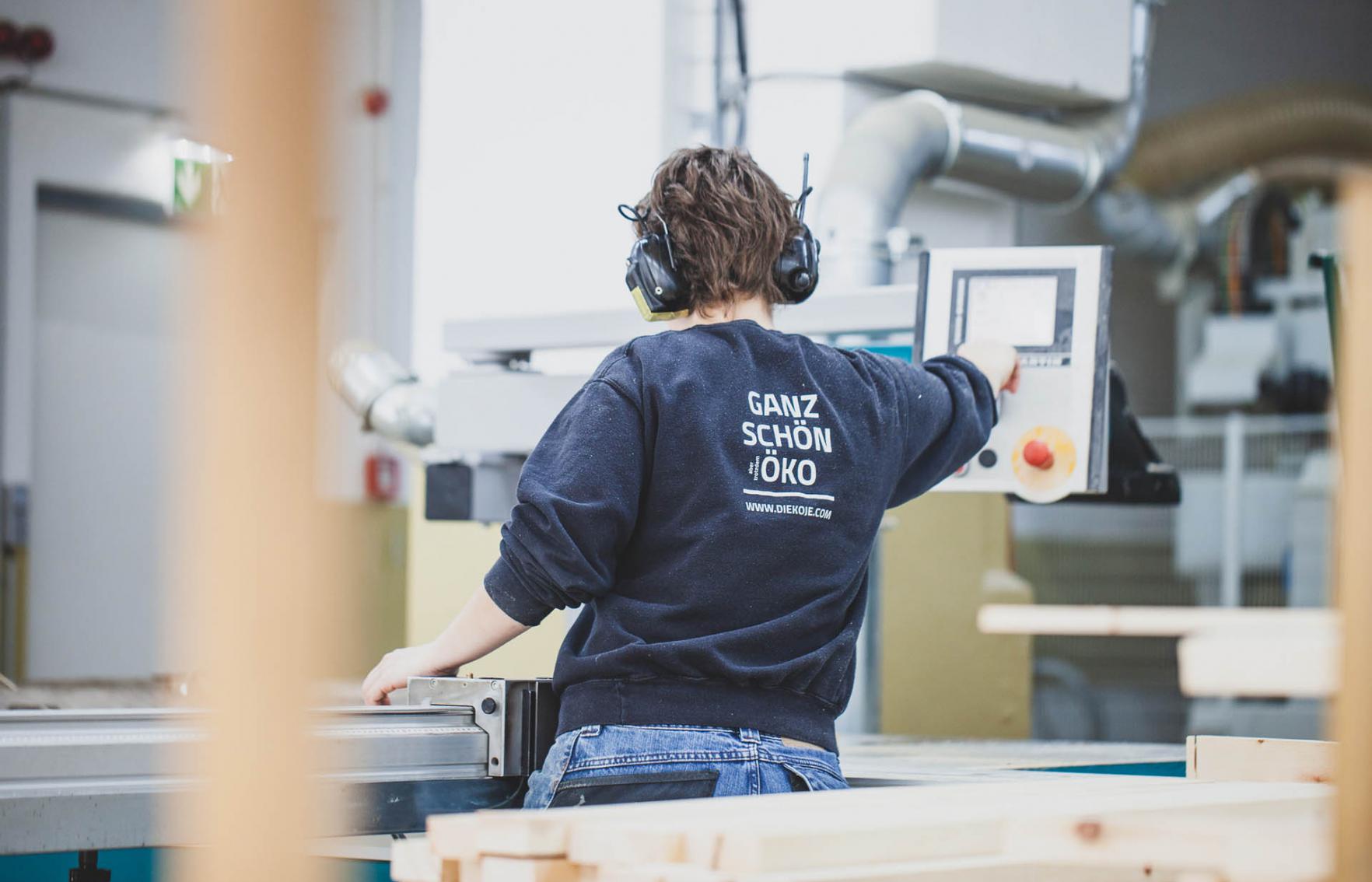 Tischlerin an der Hobelmaschine